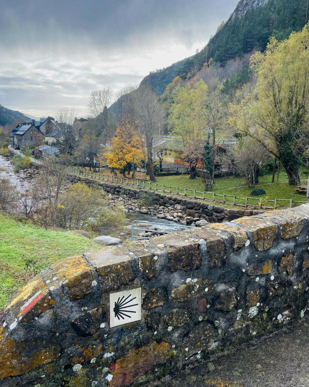 Calmfranc Atico Abuhardillado Con Vistas Al Rio Y La Montana Avistamiento De Ciervos En Canfranc Pueblo Exterior photo