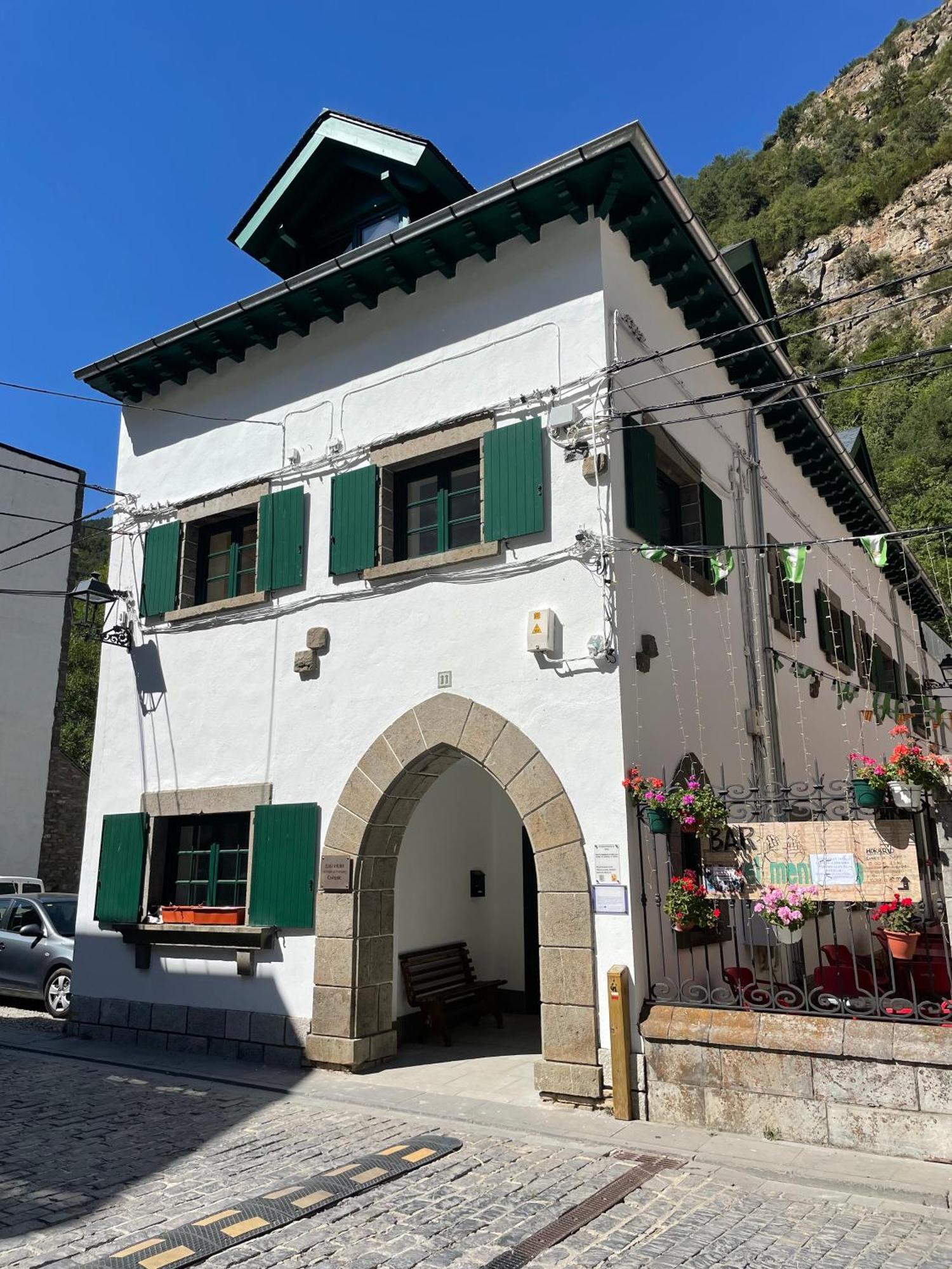 Calmfranc Atico Abuhardillado Con Vistas Al Rio Y La Montana Avistamiento De Ciervos En Canfranc Pueblo Exterior photo